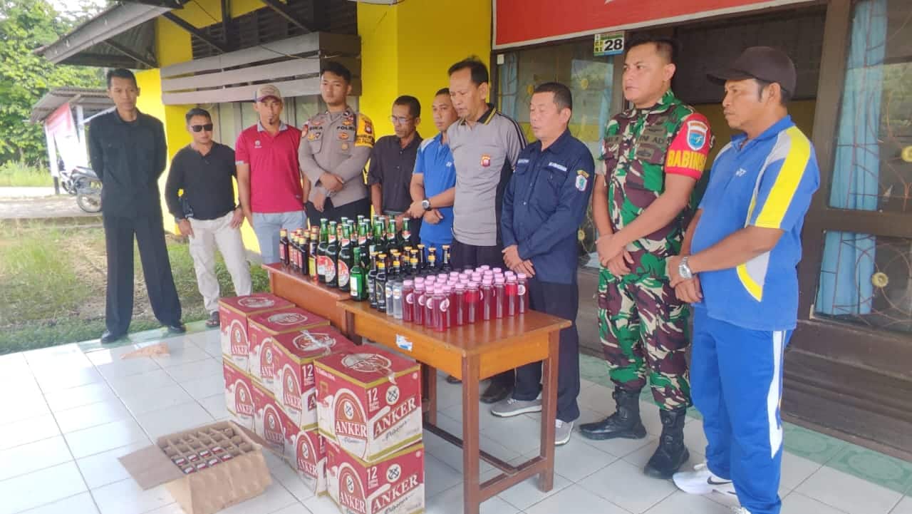 Forkopimcam Pengkadan Musnahkan 187 Botol Miras Hasil Razia Bersama