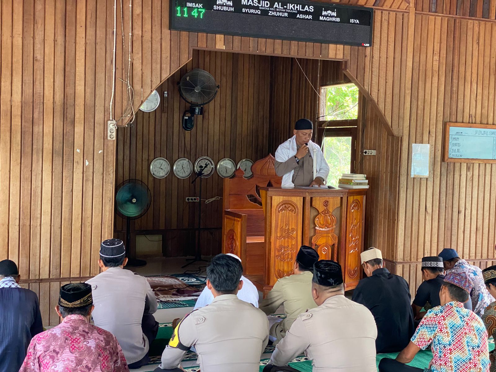 Polsek Boyan Tanjung Gelar Jum'at Keliling, Kapolsek IPTU Jamali Jadi Imam dan Khatib di Masjid Al-Ikhlas