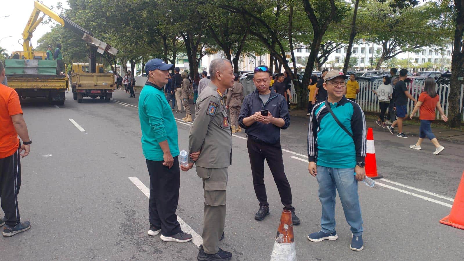 Edi Kamtono Pimpin Penertiban Papan Reklame di Median A Yani Pontianak