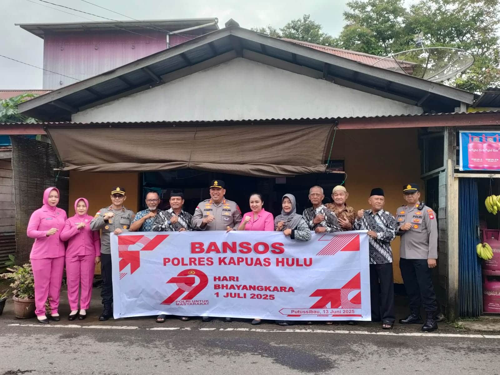 Sambut HUT Bhayangkara ke 79 Polres Kapuas Hulu Serahkan 60 Paket Bansos untuk Purnawirawan dan Warakawuri