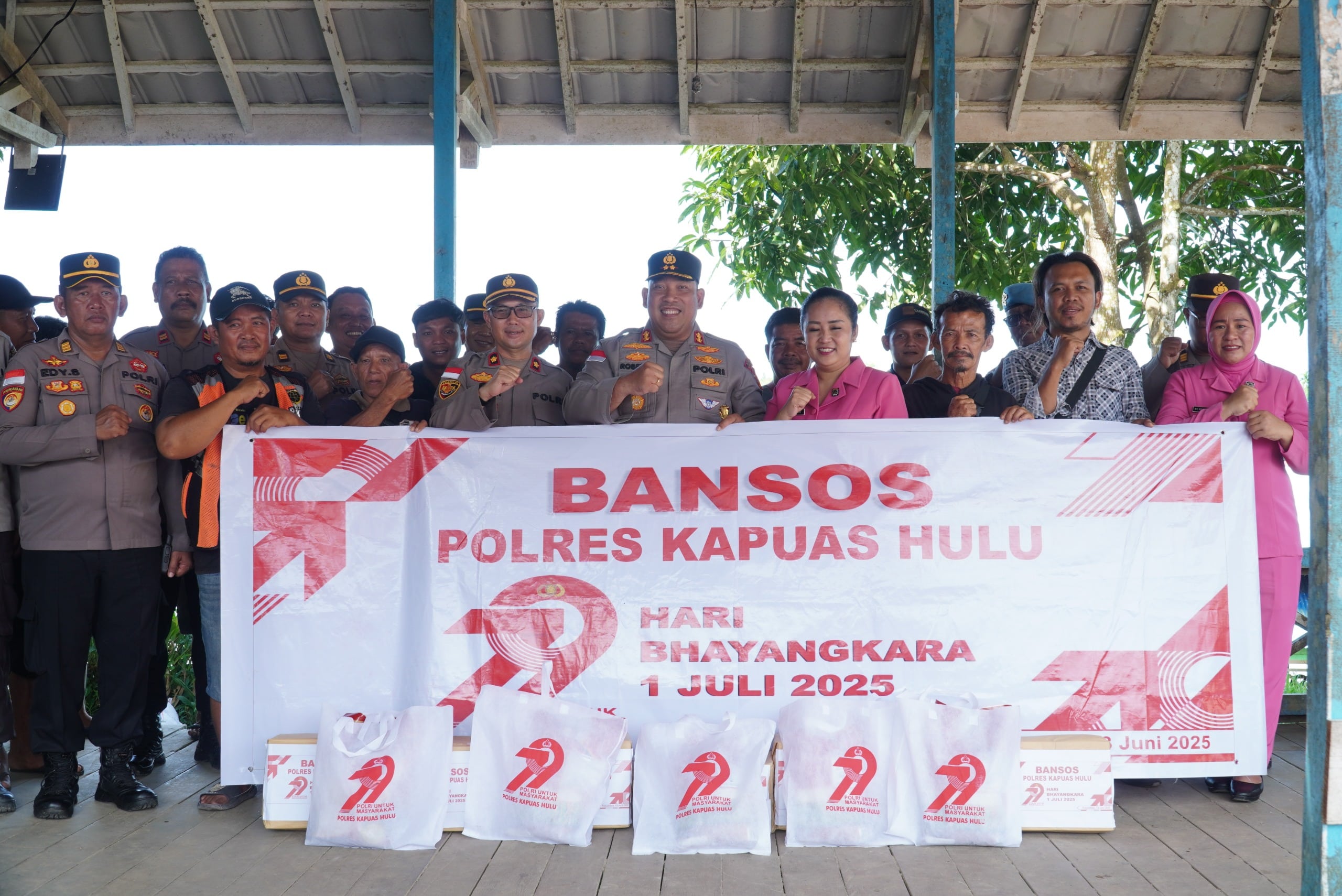 Peringati HUT Bhayangkara ke 79, Lewat Bansos Polres Kapuas Hulu Tebar Kepedulian Bantu Masyarakat