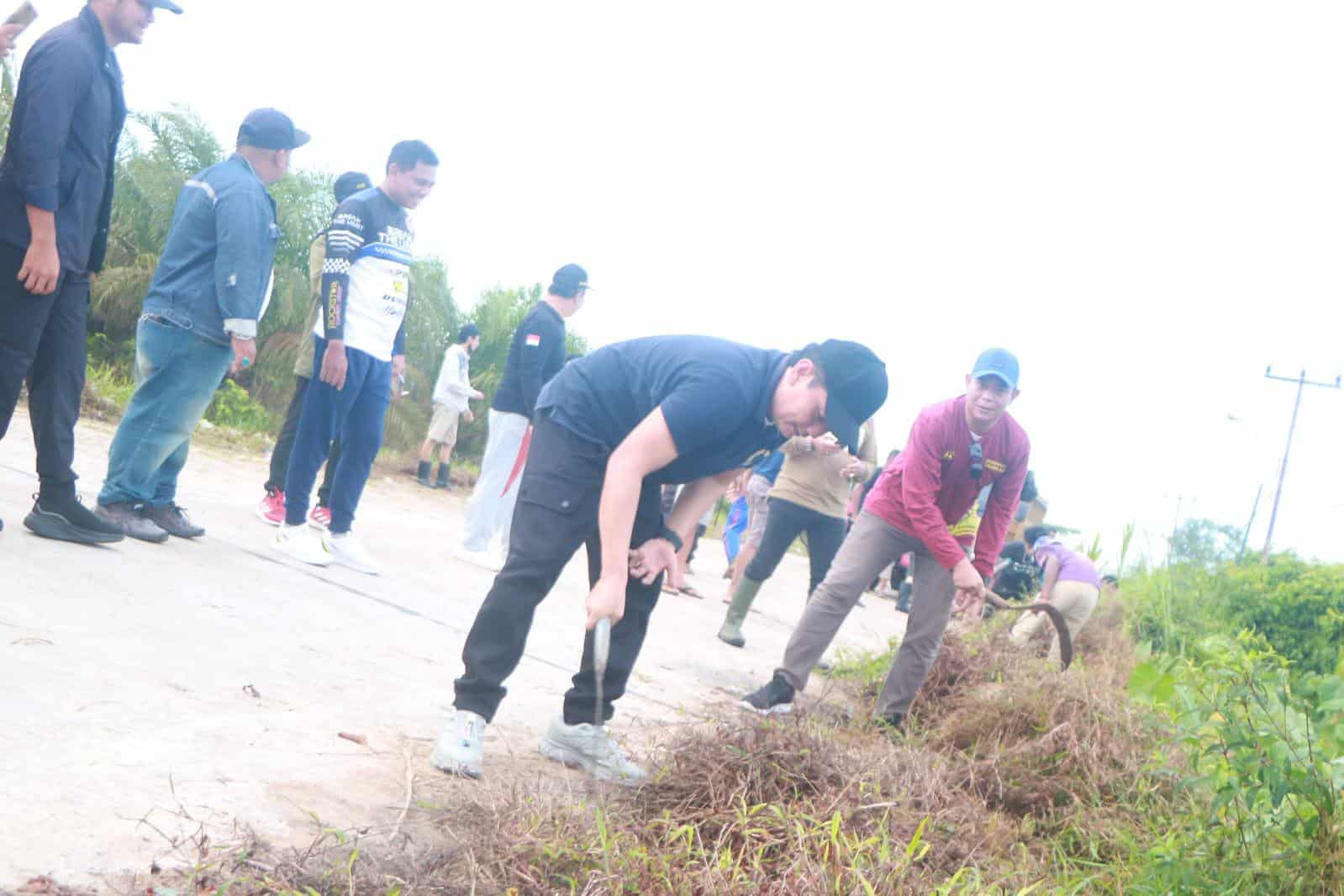 Bahasan Pimpin Kerja Bakti Bersihkan Parit dan Saluran di Siantan Hulu