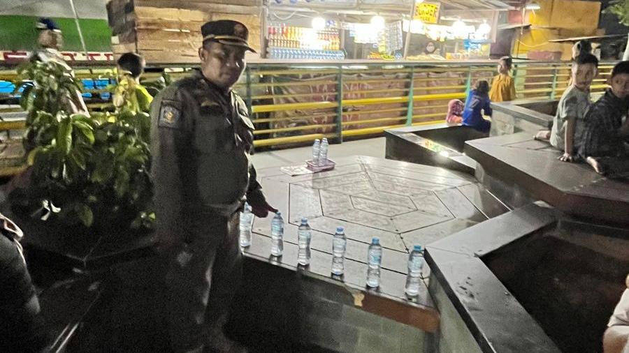 Satpol PP Pontianak Tertibkan PKL yang Larang Pengunjung Duduk di Waterfront