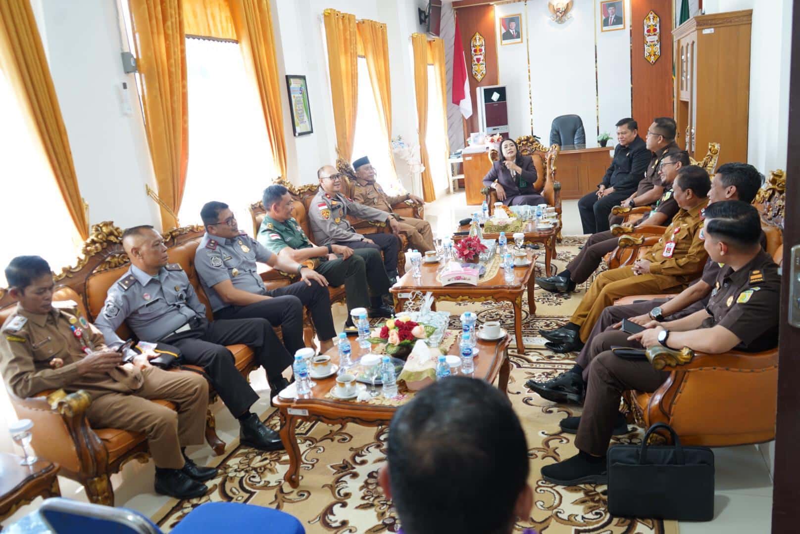 Wabup dan Sekda Kapuas Hulu Hadiri Pelantikan Hakim PN Putussibau