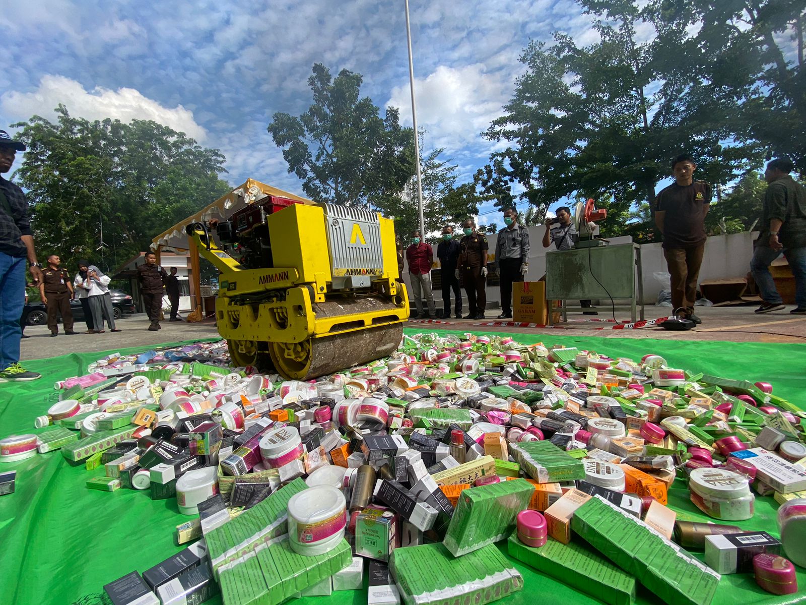 Kejari Pontianak Musnahkan 4.512 Skincare dan Obat Tradisional Tanpa Izin Edar