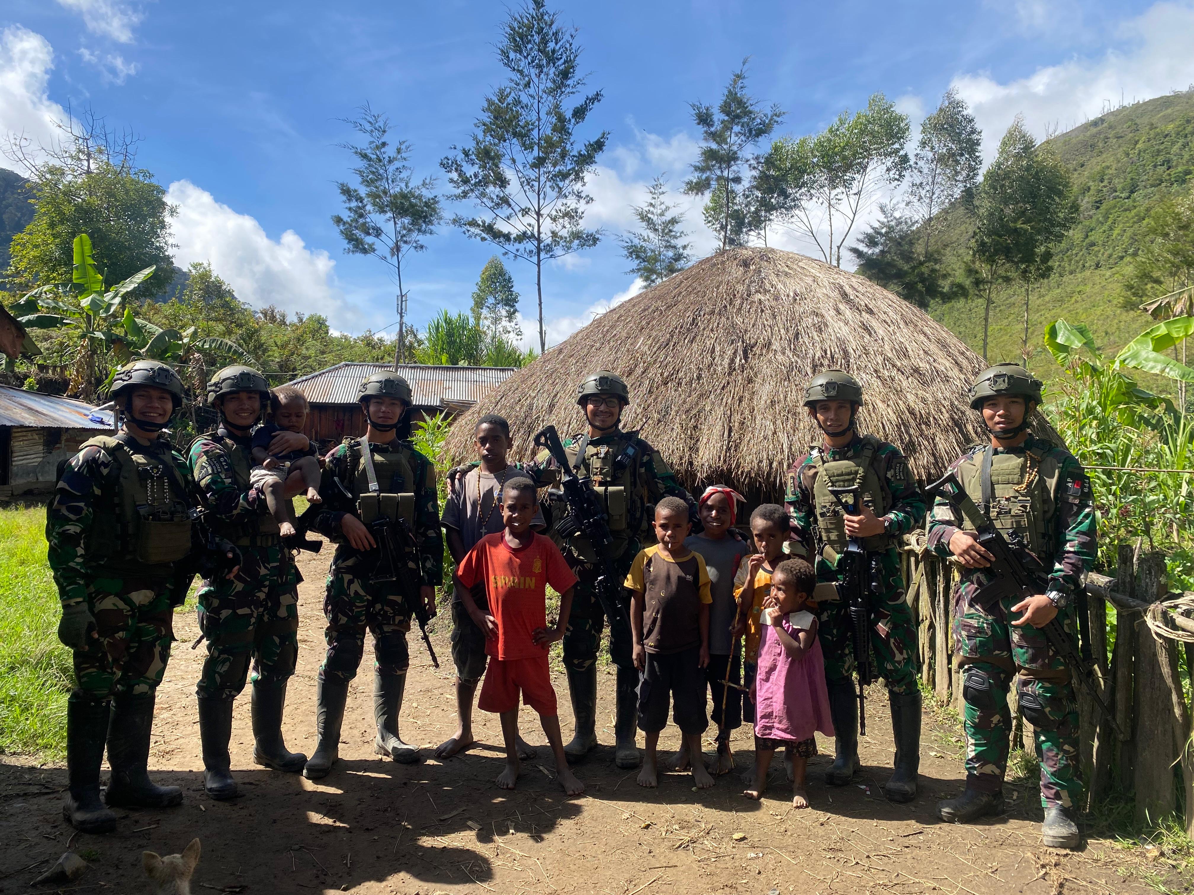 Antara Kabut dan Kemanusiaan, Satgas Yonif 644 Walet Sakti Hadir dan Berbagi Bahagia di Walaik Wamena