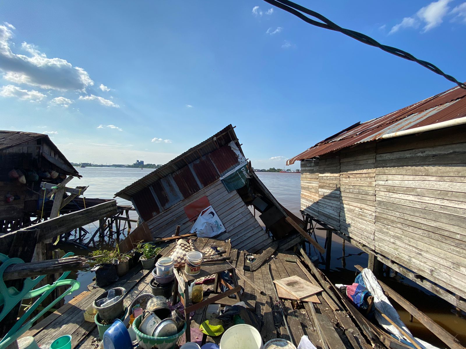 Rumah Warga di Tepi Sungai Kapuas Pontianak Roboh Dihantam Gelombang