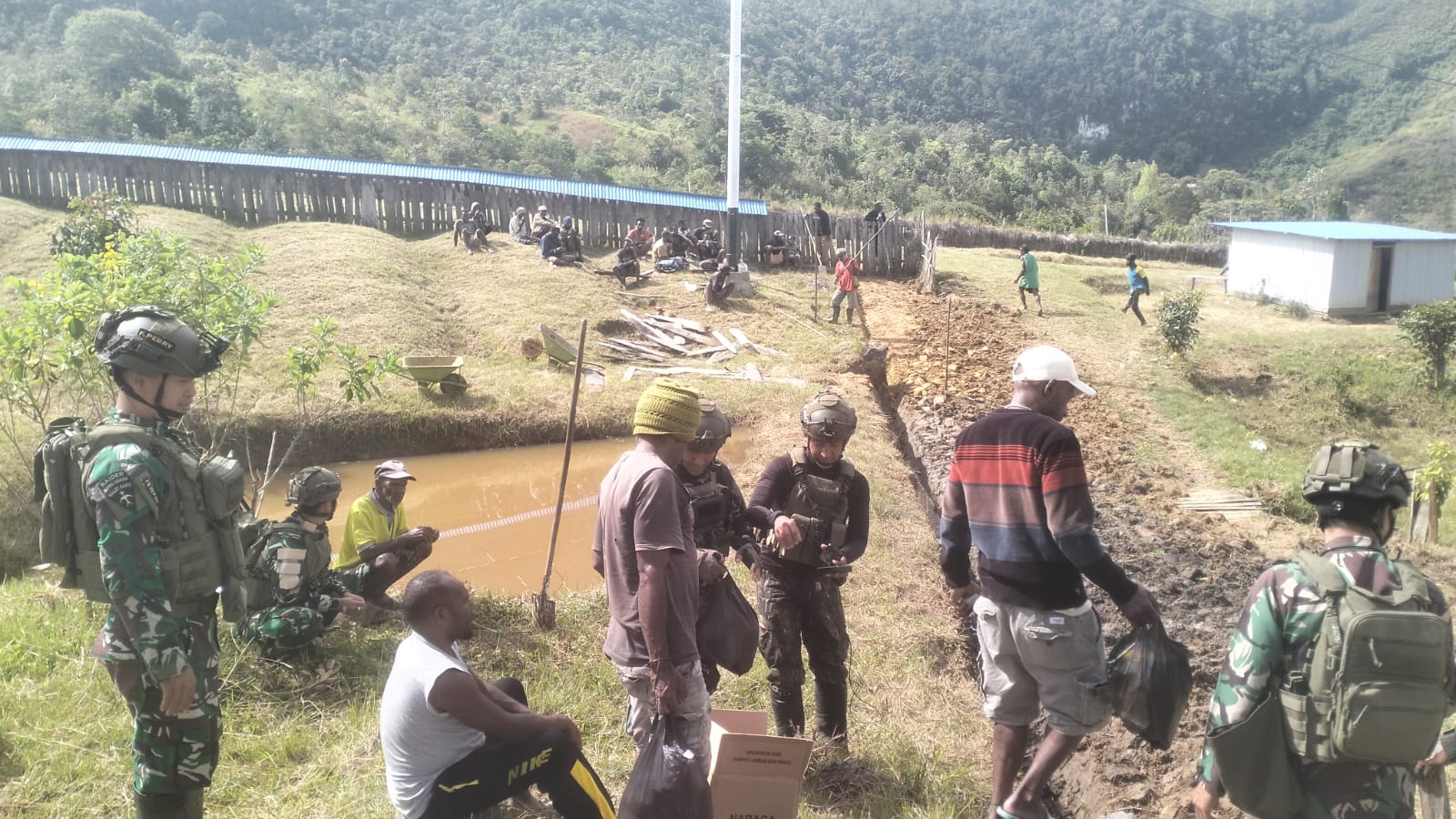 Karya Bhakti Satgas TNI Yonif 644/WS Bangun Harapan Masyarakat di Distrik Ibele Papua