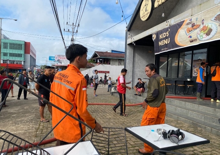 Nyaris Terbakar, Warga Panik Lihat Asap Tebal Mengepul dari Aming Coffee Putussibau 