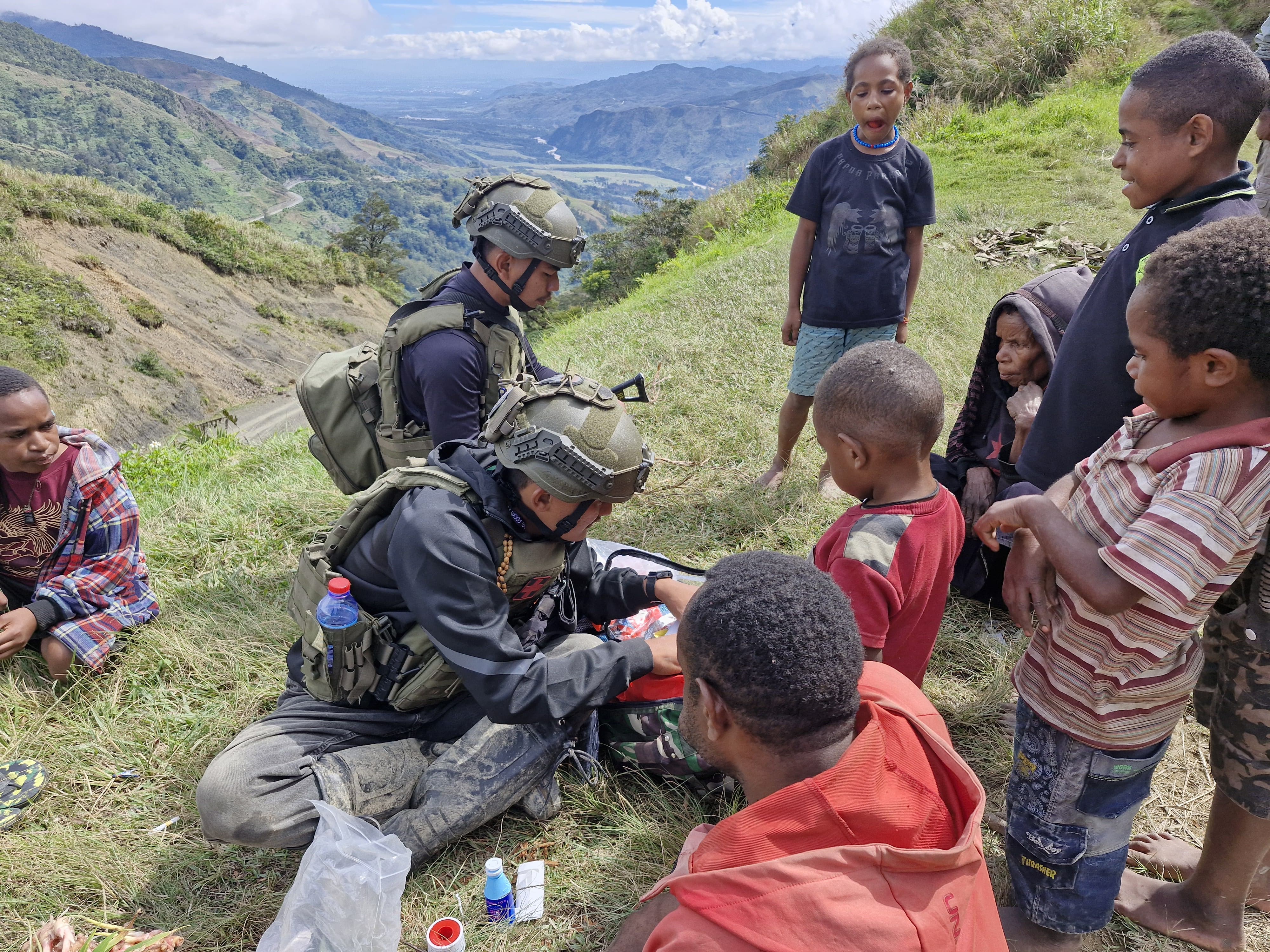 Di Tengah Sunyi Pegunungan Papua, Tangan Prajurit Satgas Yonif 644/WS Jadi Penawar Luka Rakyat Tangma