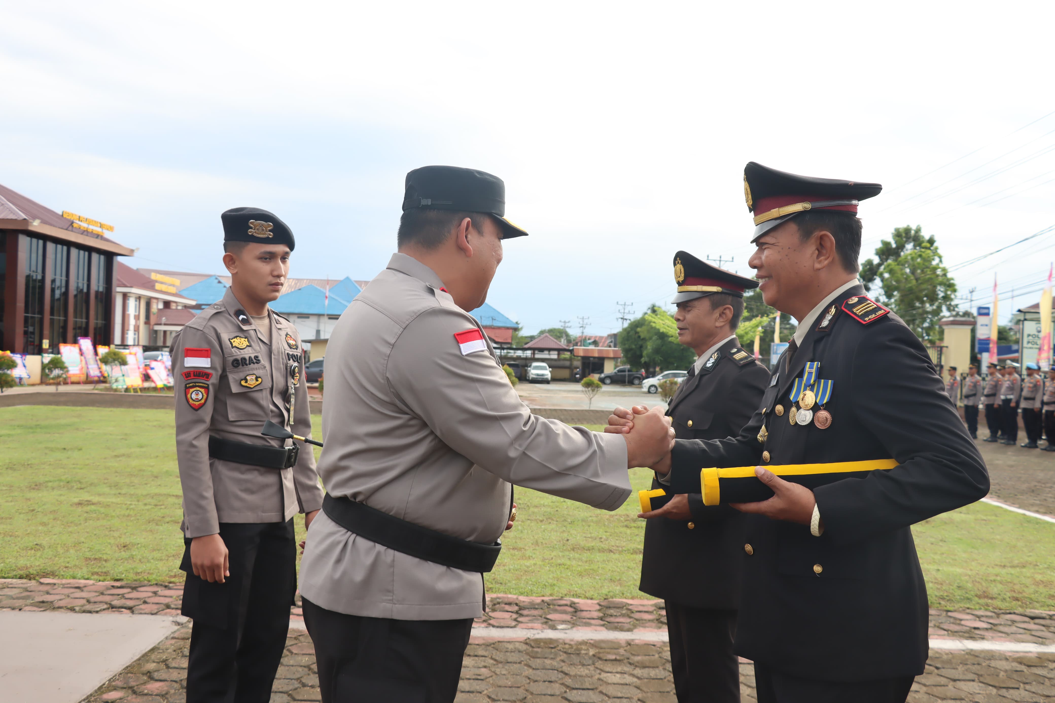 Polres Kapuas Hulu Gelar Upacara Purna Tugas Dua Anggota, Kapolres: Jadikan Teladan
