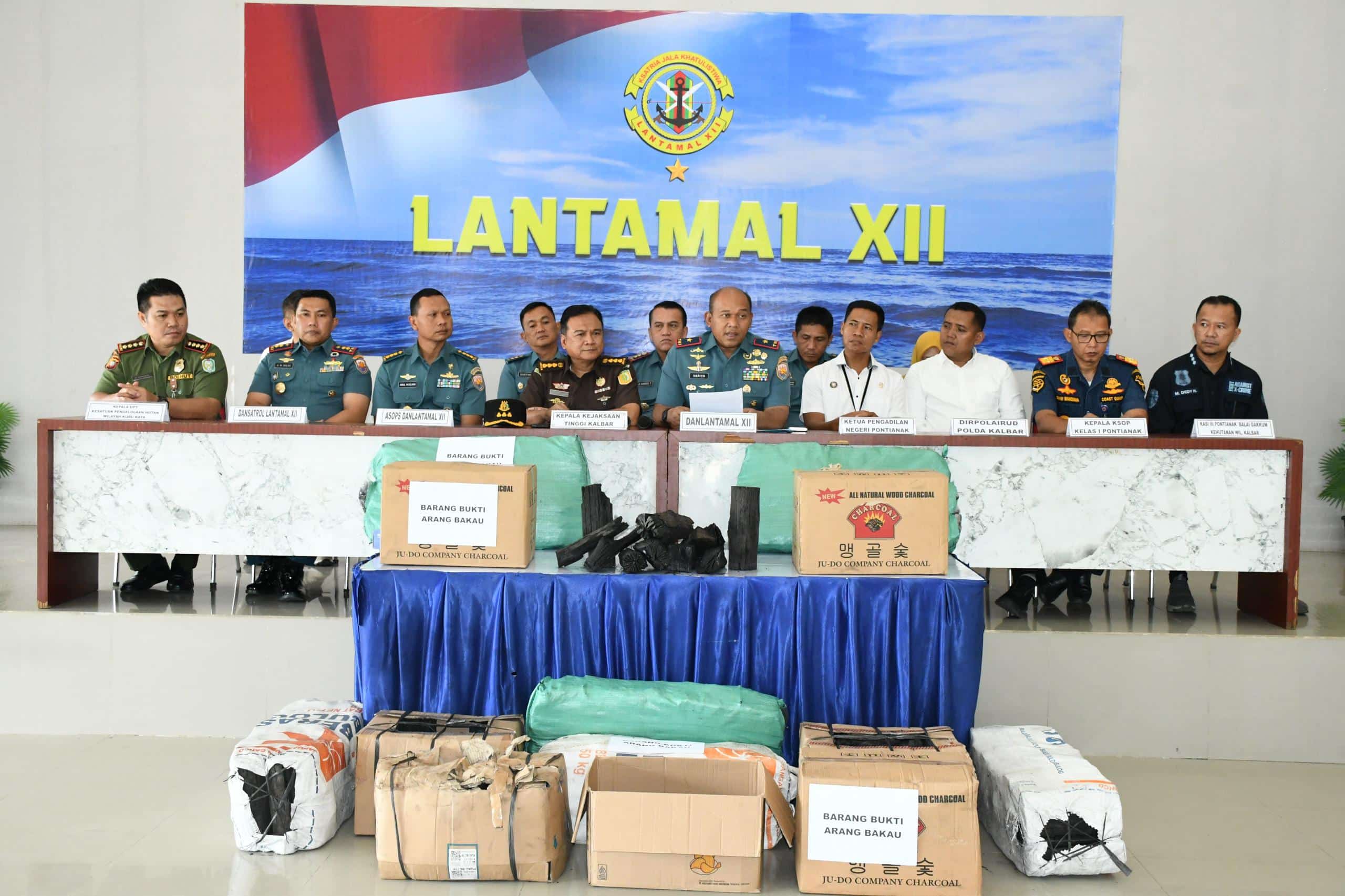 Tim F1QR bersama Satgas Ops Intelijen Mamba 25K Amankan Dua Kapal Pembawa Arang Bakau Ilegal