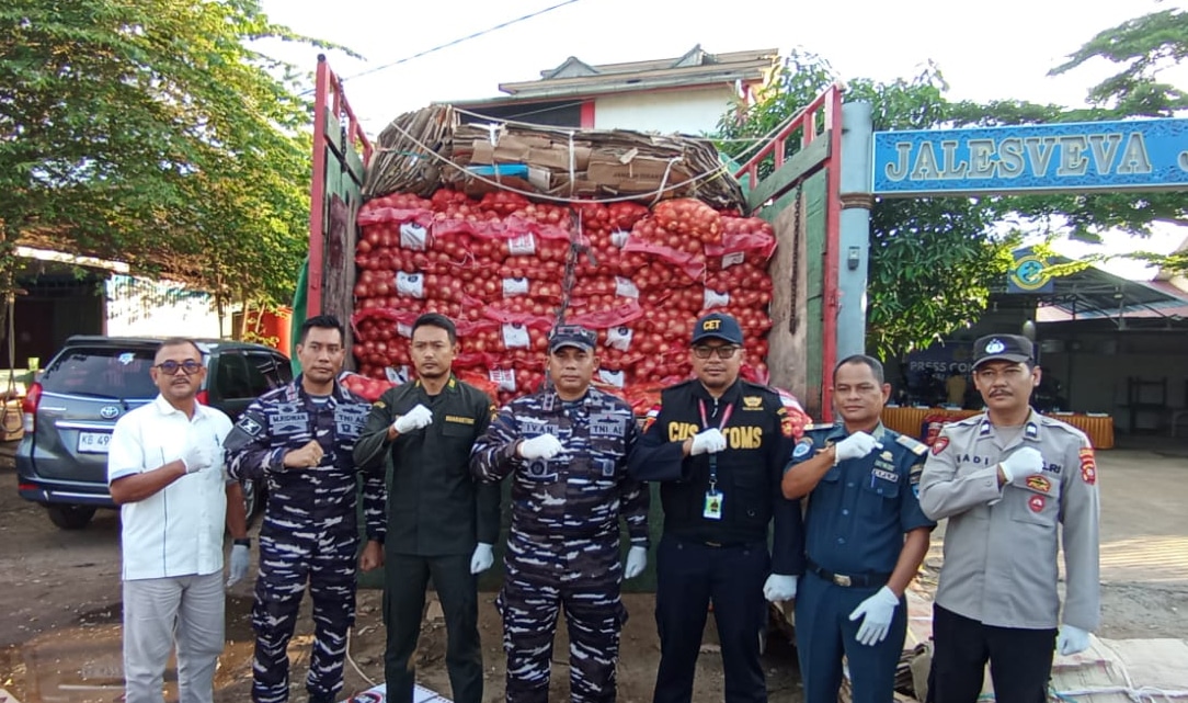 Lanal Ketapang Gagalkan Penyelundupan 11,1 Ton Bawang Bombai Ilegal Asal Malaysia yang Dikirim dari Pontianak