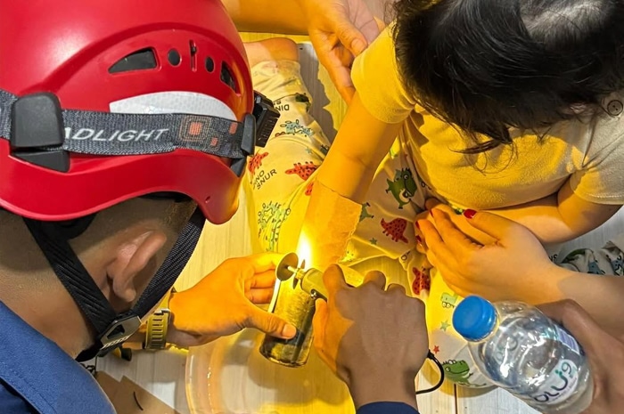 Memang Serba Bisa, Petugas Damkar Sanggau Bantu Keluarkan Tangan Bocah Terjepit Kaleng Susu