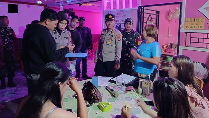 Patroli Gabungan Sisir Tempat Hiburan Malam di Putussibau Selatan, Polisi Tempel Stiker ‘Dilarang Masuk’ Buat Anggota Sendiri