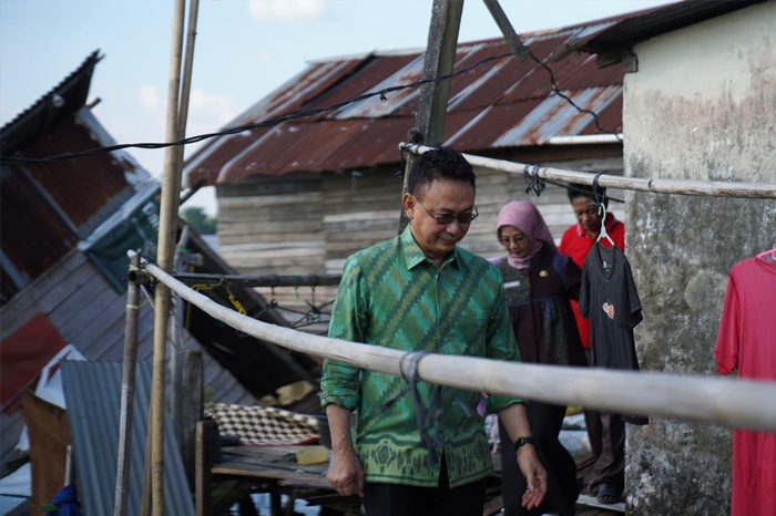 Rumah Warga di Bantaran Sungai Kapuas Roboh Dihantam Ombak Kapal, Wali Kota Langsung Turun Tangan