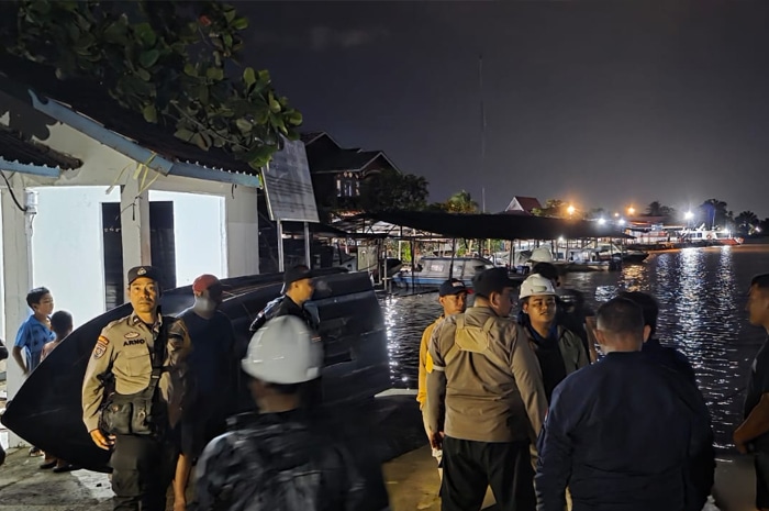 Tali Tambat Putus, Tongkang Hantam Dermaga SAR dan Fasilitas Warga di Kubu Raya