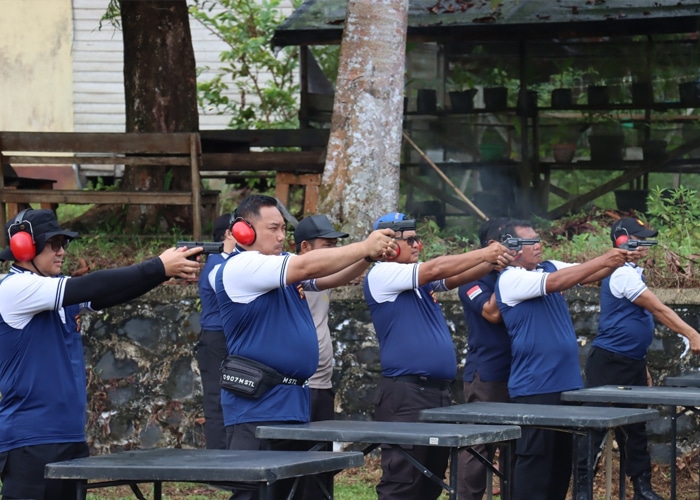 Tingkatkan Profesionalisme, Kapolres Kapuas Hulu Pimpin Langsung Latihan Menembak