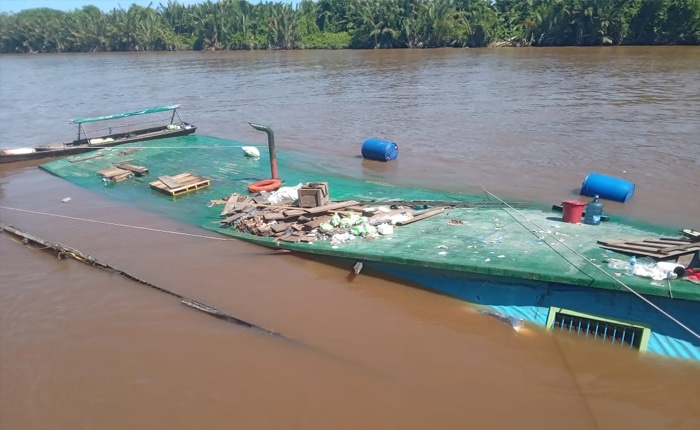 Tongkang Ilir Jaya VIII Tabrak Kapal Barang di Dermaga Kubu, KM Mekar Jaya 2 Tenggelam