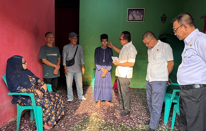 Bupati Sujiwo Kunjungi Rumah Murid yang Rapor Ditahan karena Belum Bayar LKS, Jamin Biaya Sekolahnya