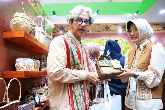 Didiet Maulana Kepincut Tas Rajut Khas Pontianak di Pameran HUT Dekranas ke-45