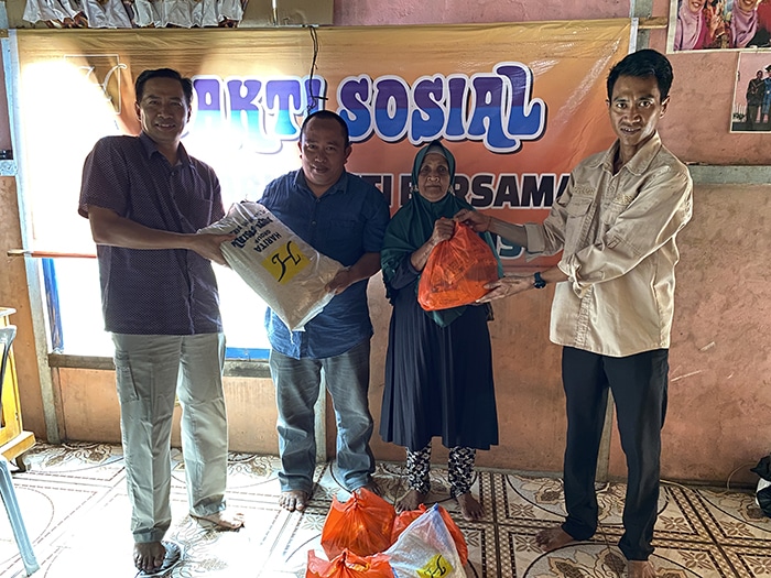 Dukung Warga Terdampak Paceklik, PT Dharma Inti Bersama Salurkan Bantuan ke Tiga Dusun di Kepulauan Karimata