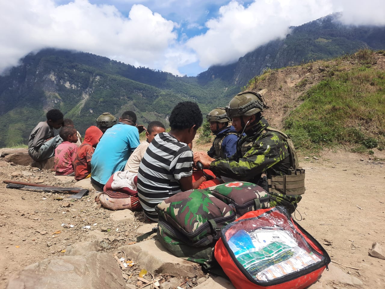 Satgas Yonif 644/Walet Sakti Berikan Pelayanan Kesehatan kepada Warga Yahukimo Papua