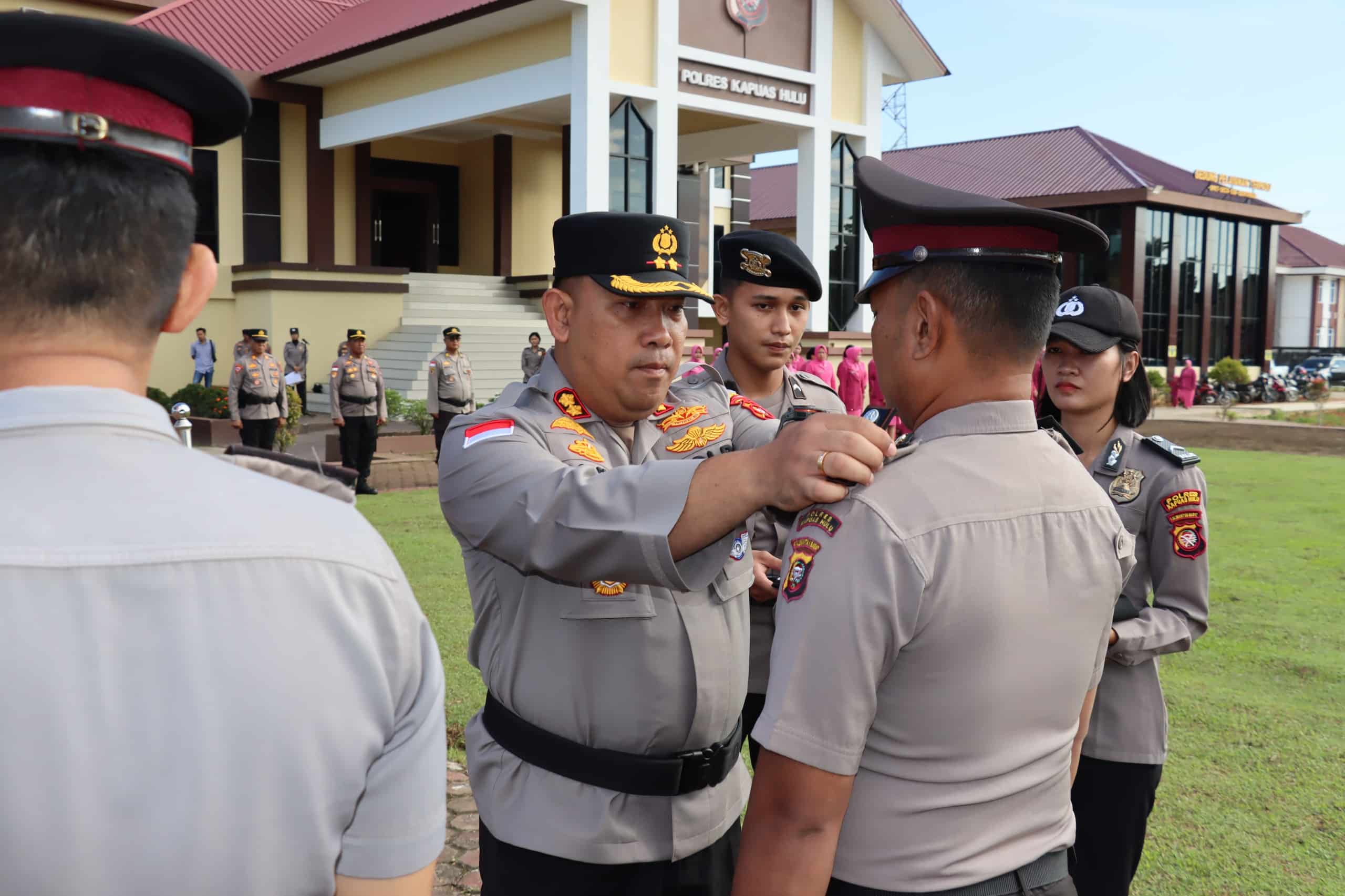 Kapolres Kapuas Hulu Pimpin Upacara dan Syukuran Kenaikan Pangkat 58 Personel