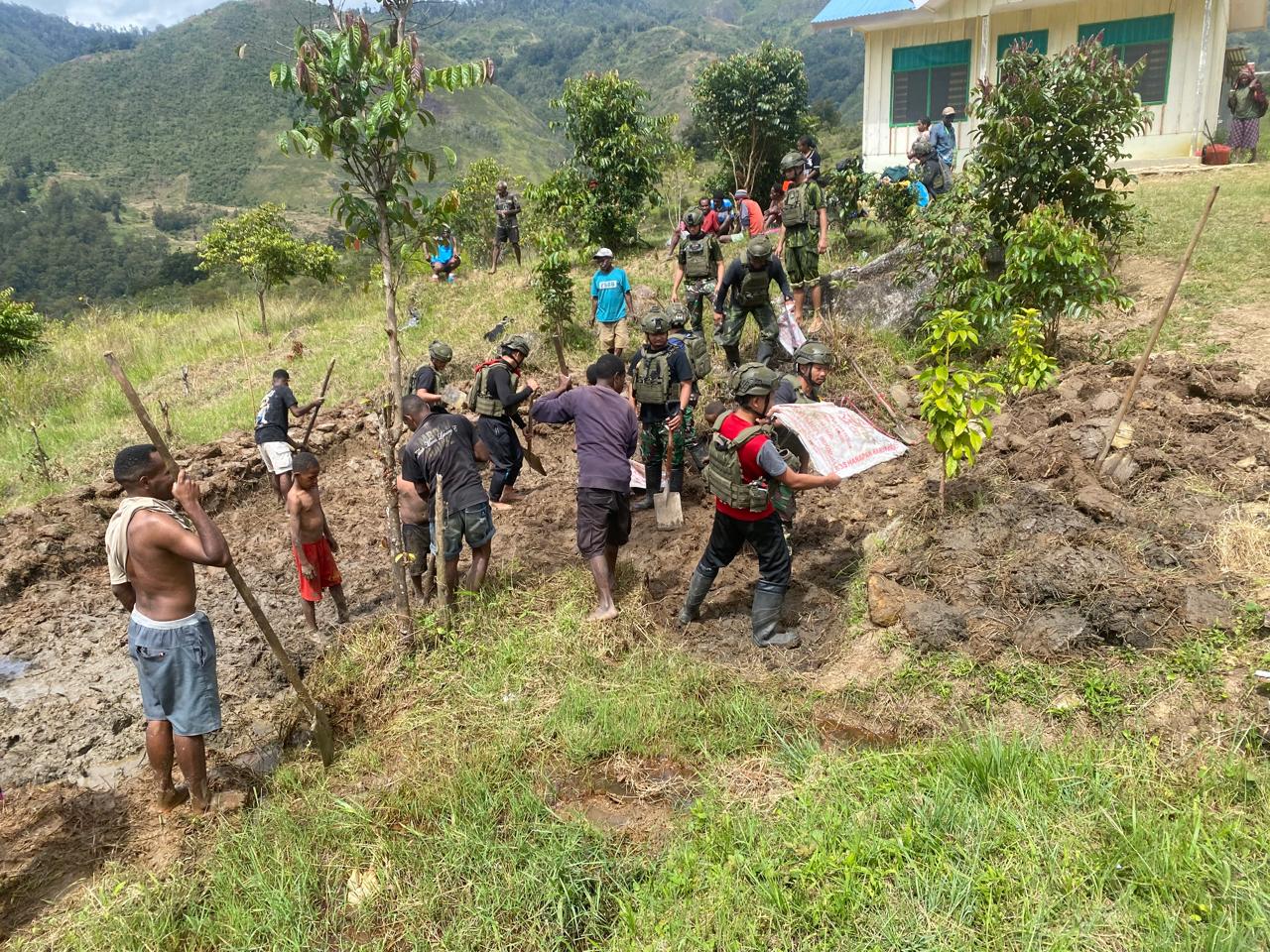 Bantu Kesulitan Rakyat, Warga Ibale Papua Sampaikan Terima Kasih ke Satgas Yonif 644/ Walet Sakti