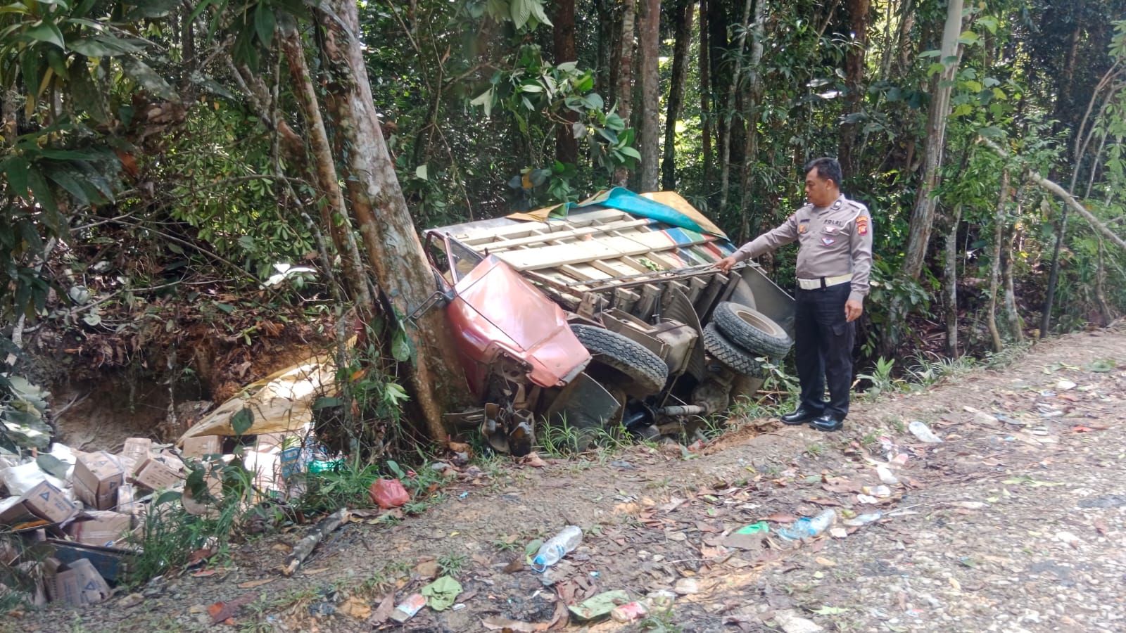 Truk Bawa Sembako Hantam Pohon di Silat Hilir, Satu Orang Luka-luka