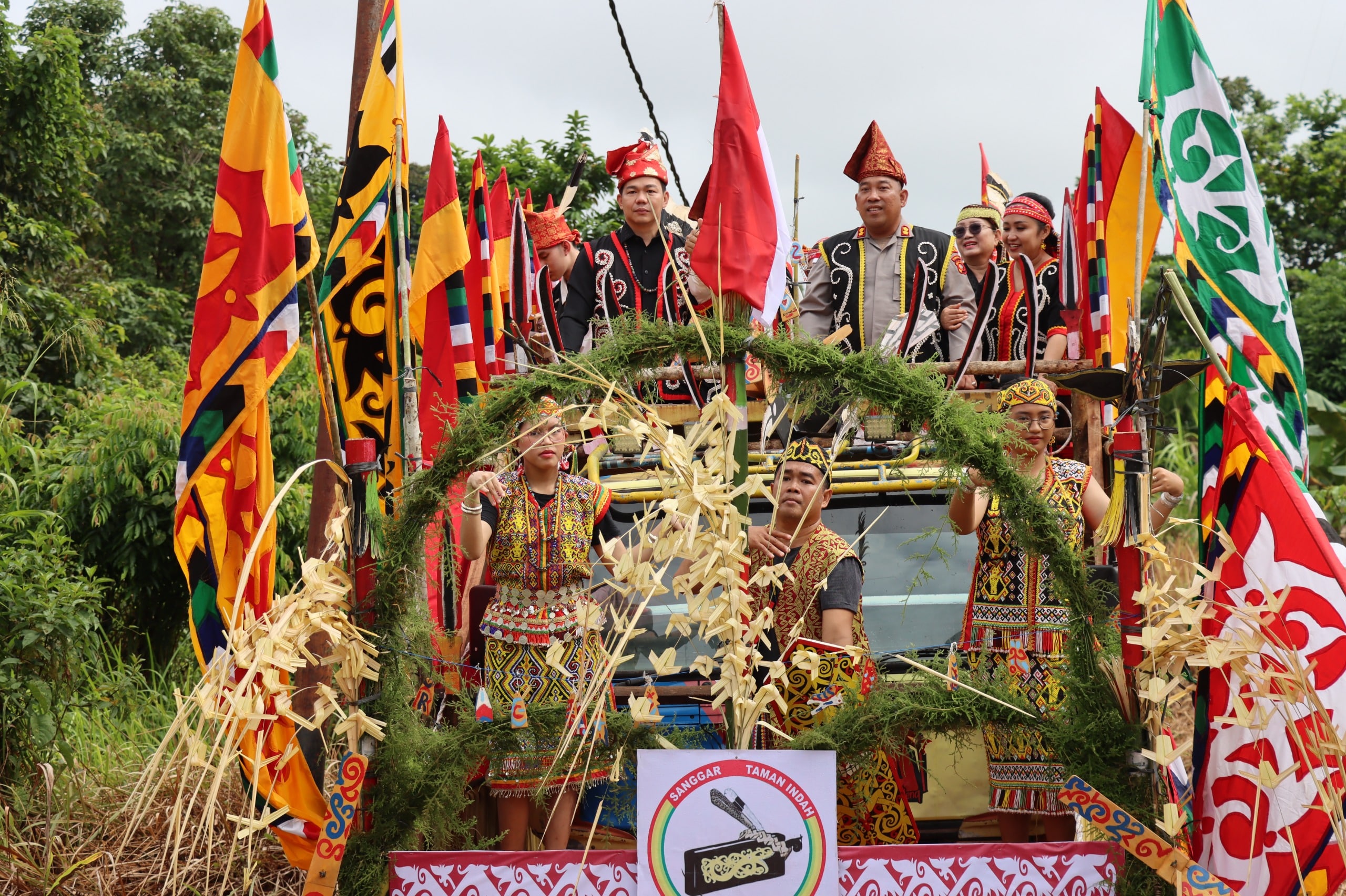 Kapolres Kapuas Hulu Hadiri Gawai Mamasi dan Pemberkatan Betang Ingko Banuaka Desa Sayut