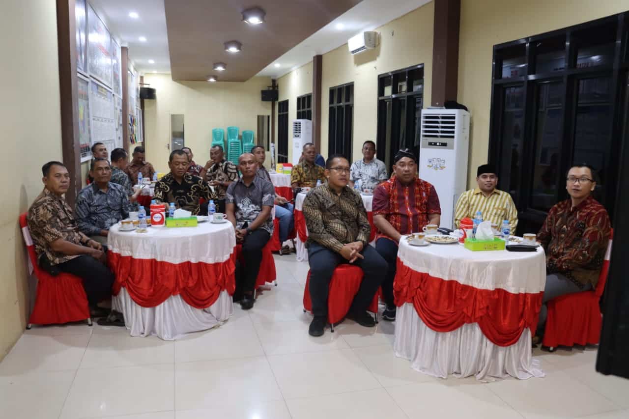 Pengati HUT Bhayangkara ke-79, Kapolres Kapuas Hulu Gelar Nobar Wayang Kulit
