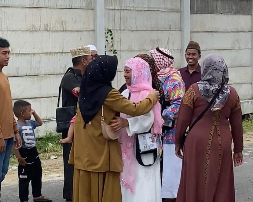 Suasana Haru dan Bahagia Sambut Kedatangan Jemaah Haji Kalbar Kloter 22