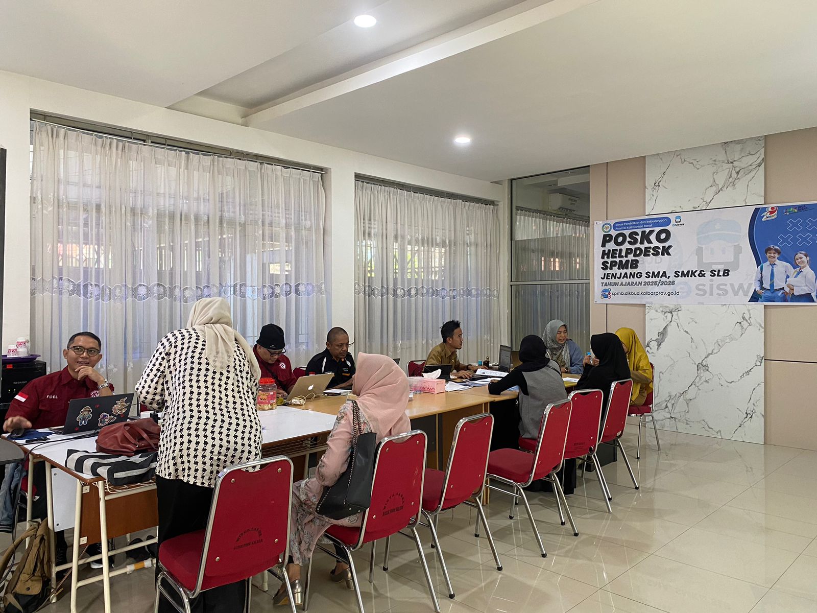 Terkendala Saat Daftar SPMB, Wali Calon Murid Baru Serbu Posko Aduan Disdikbud Kalbar