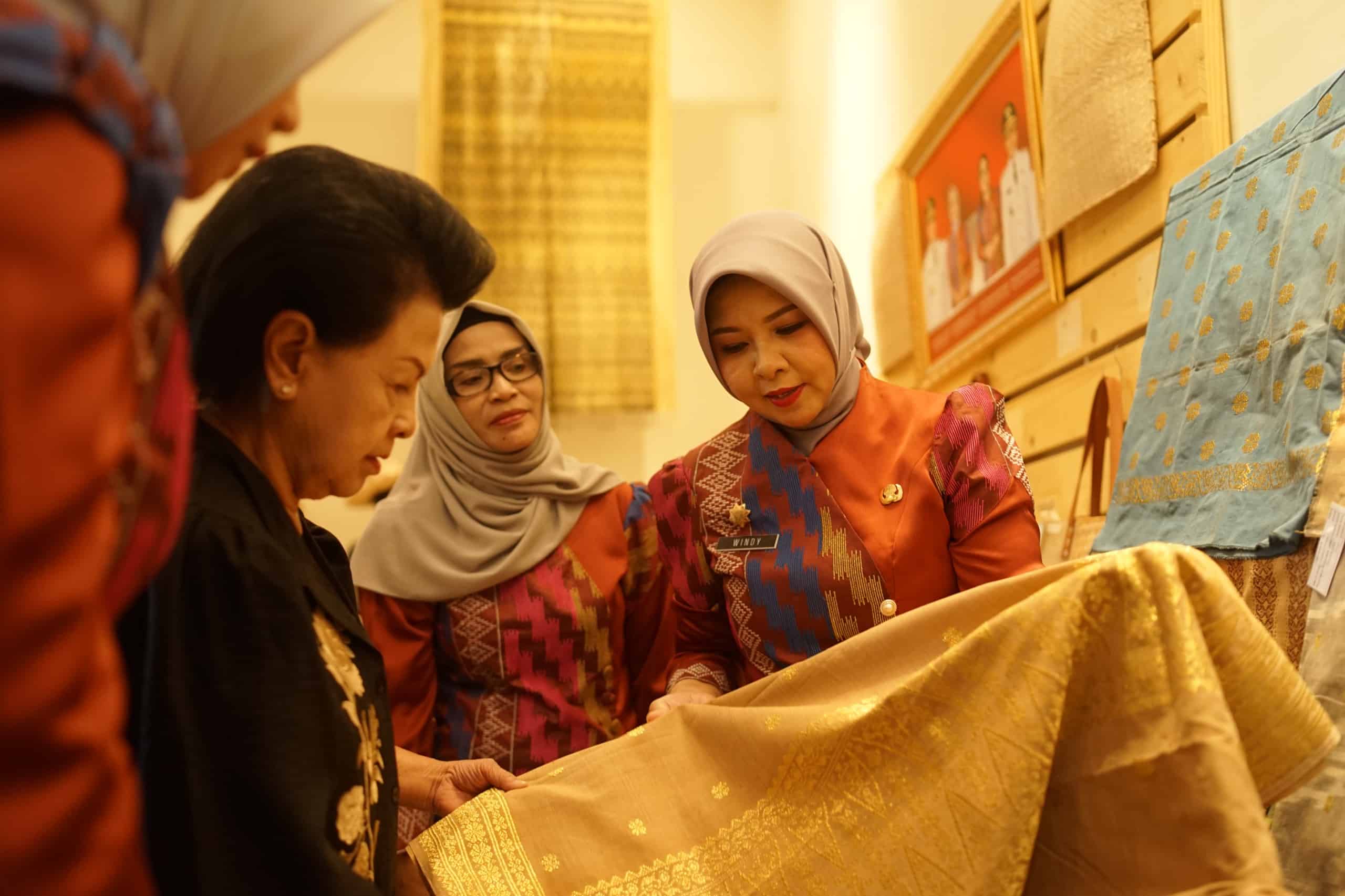 Terkesima, Istri Kejagung Beli Kain Tenun Sidan dan Tenun Sambas