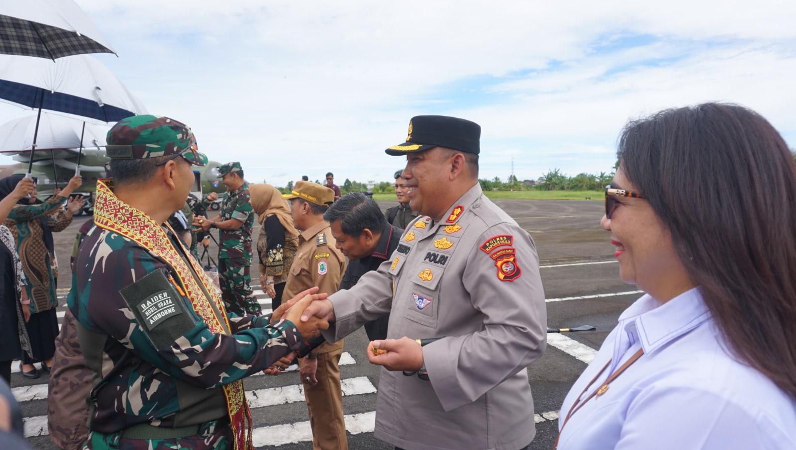 Kapolres Kapuas Hulu Sambut Kedatangan Pangkogabwilhan I di Bandara Pangsuma Putussibau