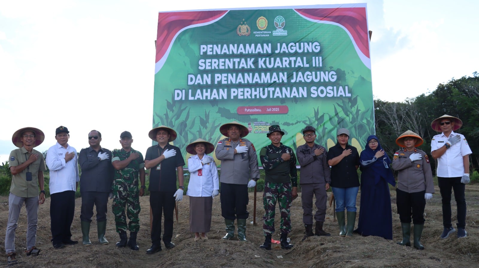 Dukung Swasembada Pangan, Polres Kapuas Hulu Gelar Penanaman Jagung Serentak Kuartal III 2025