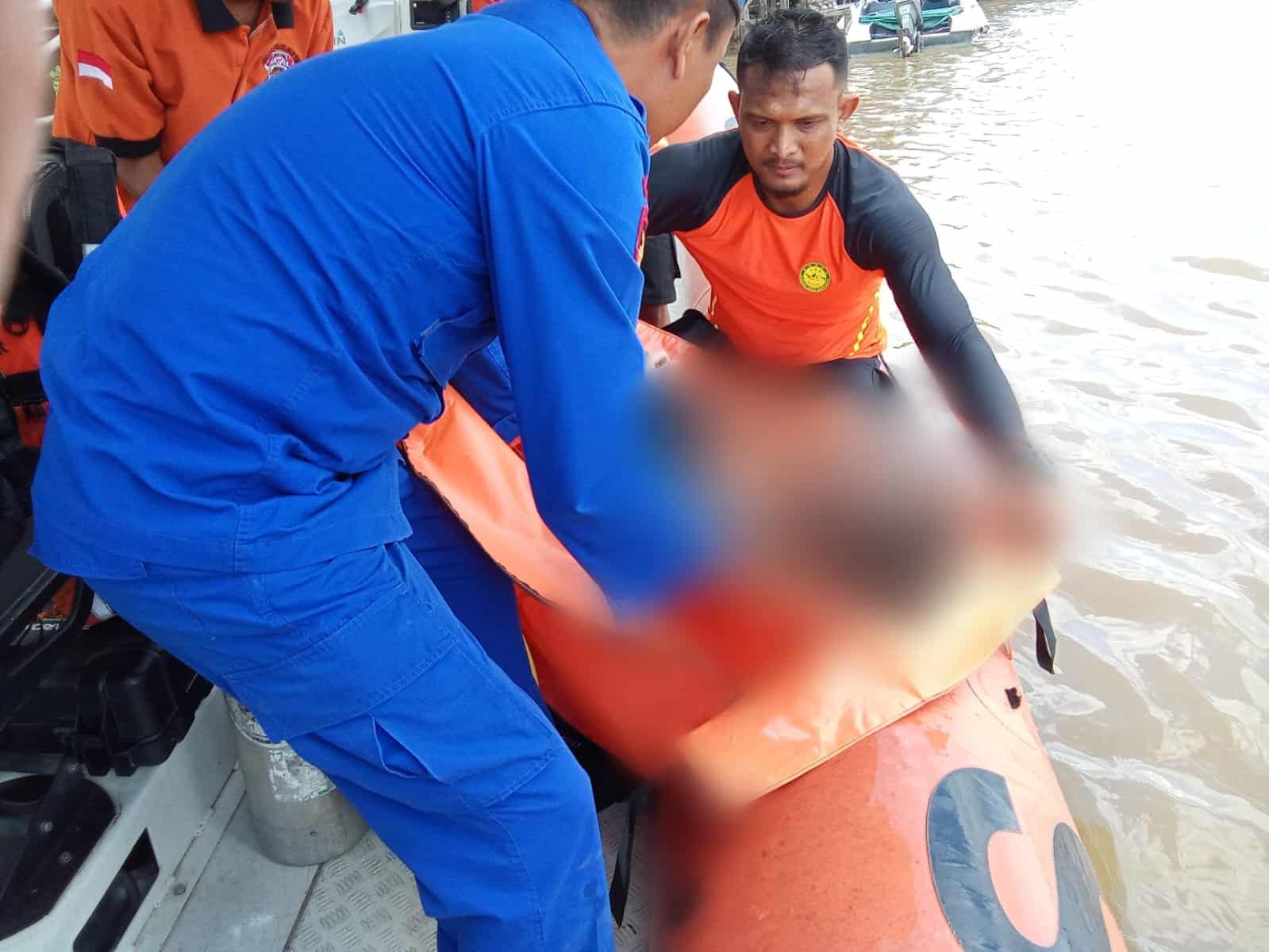 Tim SAR Gabungan Temukan Jasad Anak Lelaki yang Tenggelam Saat Bermain di Tepi Sungai Kapuas