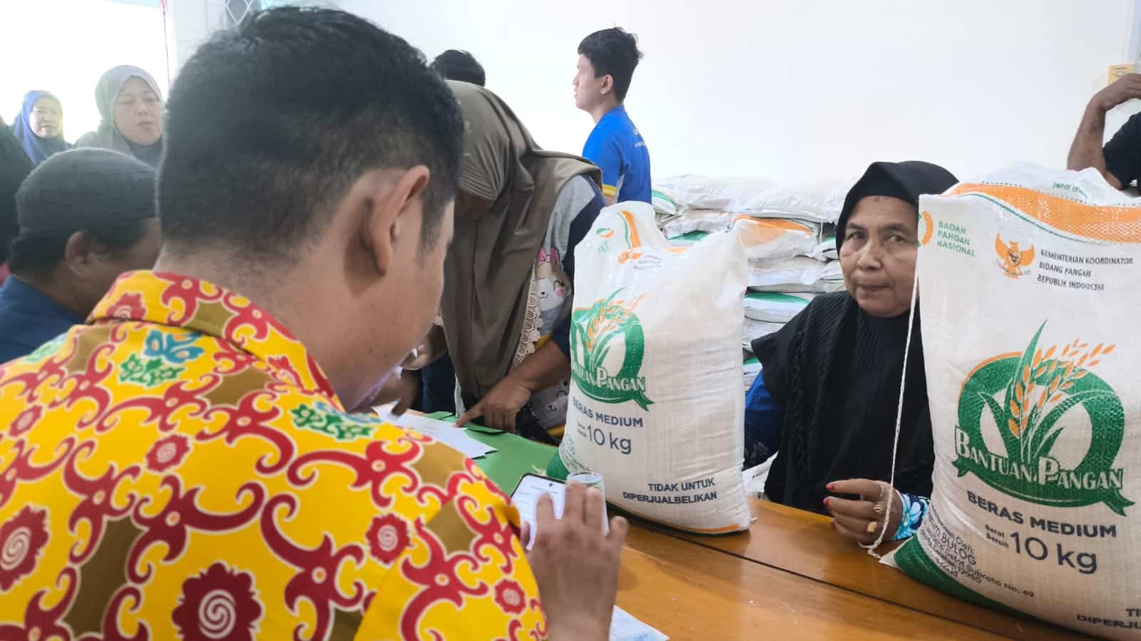 Gunakan Sistem Digital, Bulog Salurkan 5,1 Ton Beras kepada 258 Keluarga di Ketapang