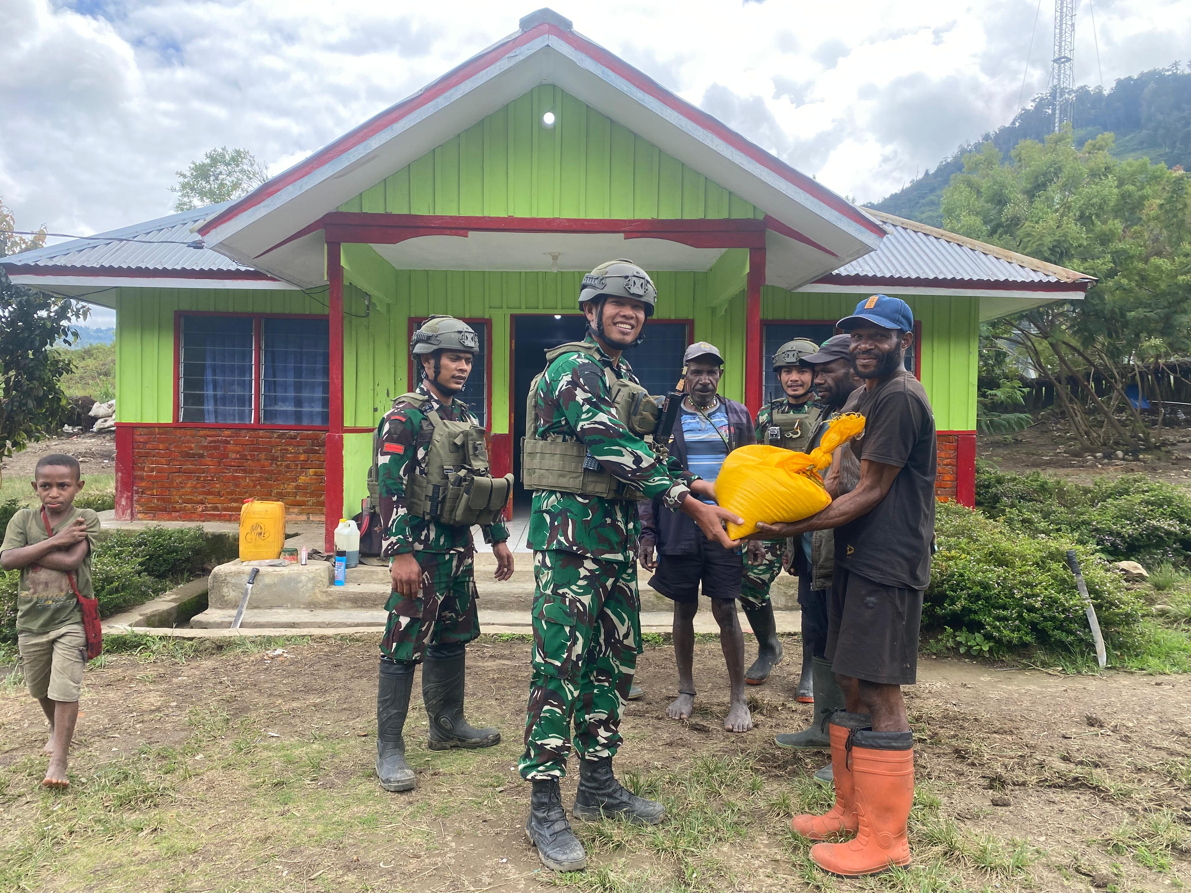 Tumbuhkan Rasa kebersamaan dengan Rakyat, Dansatgas Yonif 644/WS Karya Bhakti di Pos Walaik Wamena