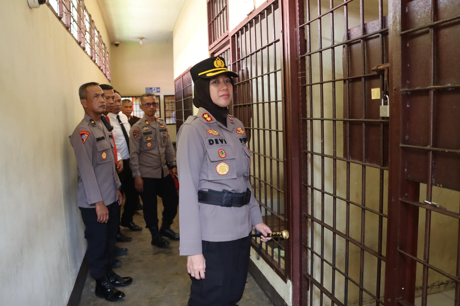 Baru Dilantik Jadi Kapolres, AKBP Devi Ariantari Langsung Sidak ke Ruangan Staf dan Tahanan