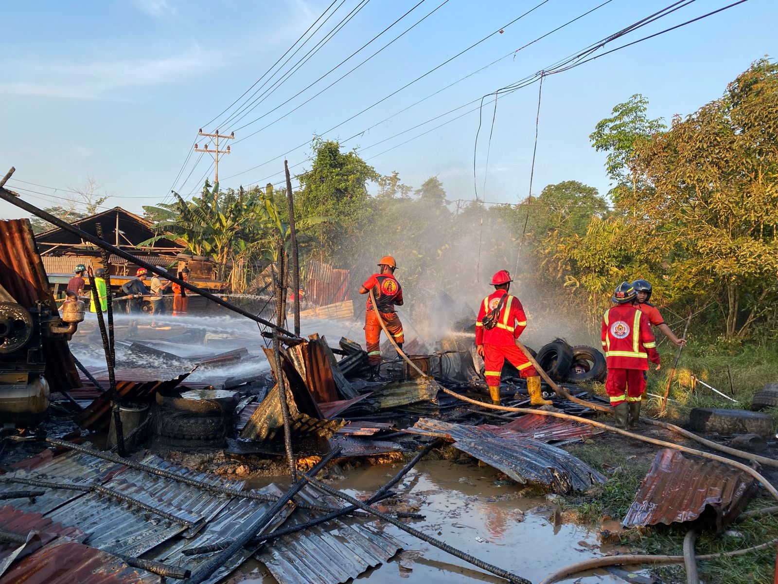 Kios Semi Permanen di Kubu Raya Terbakar, Satu Truk Tangki Hampir Ludes