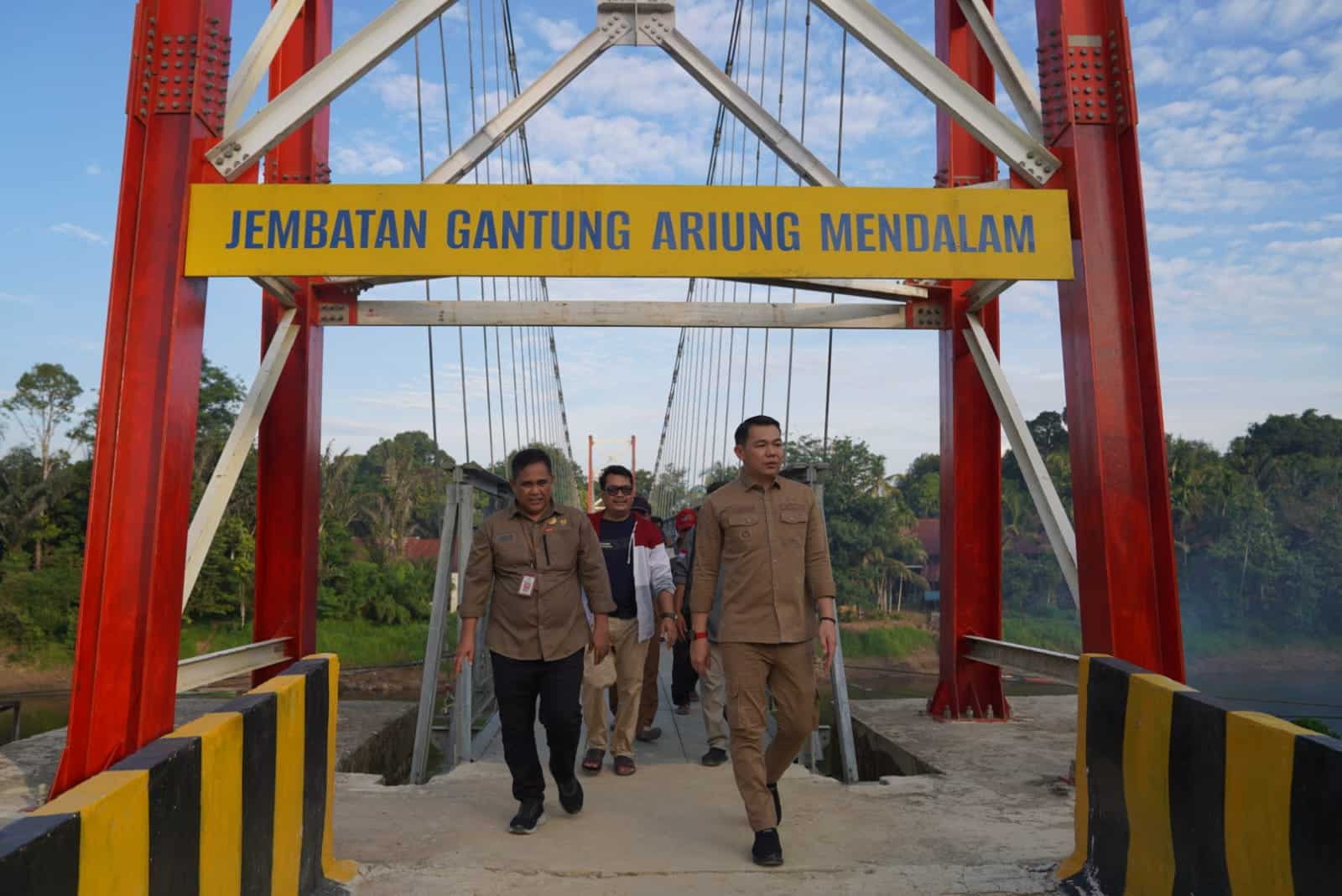 Bupati Kapuas Hulu Tinjau Jembatan Gantung Ariung Mendalam