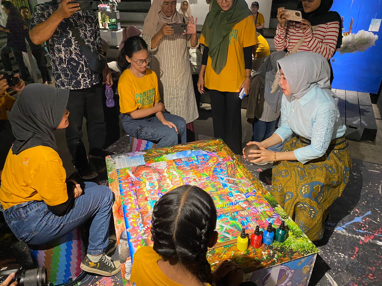 Kadisdikbud Rita Hastarita Main Ular Tangga Buatan Seniman Cilik Kalbar