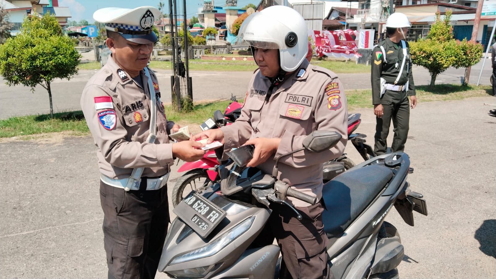 Hari ke-11 Operasi Patuh Kapuas, Polres Kapuas Hulu Tindak Pelanggaran dengan Tilang Manual