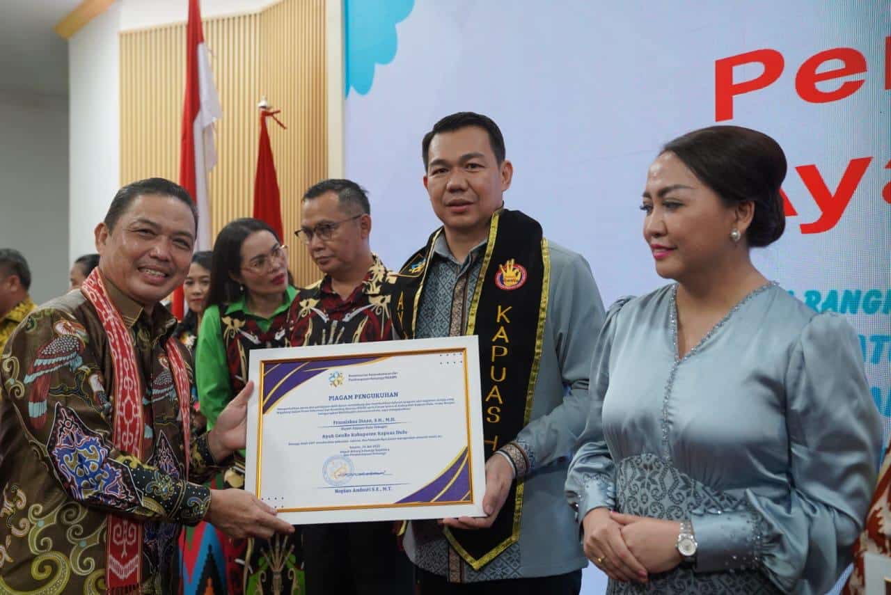 Bupati dan Ketua TP PKK Kapuas Hulu Dapat Piagam dari Kementerian KKPK BKKBN