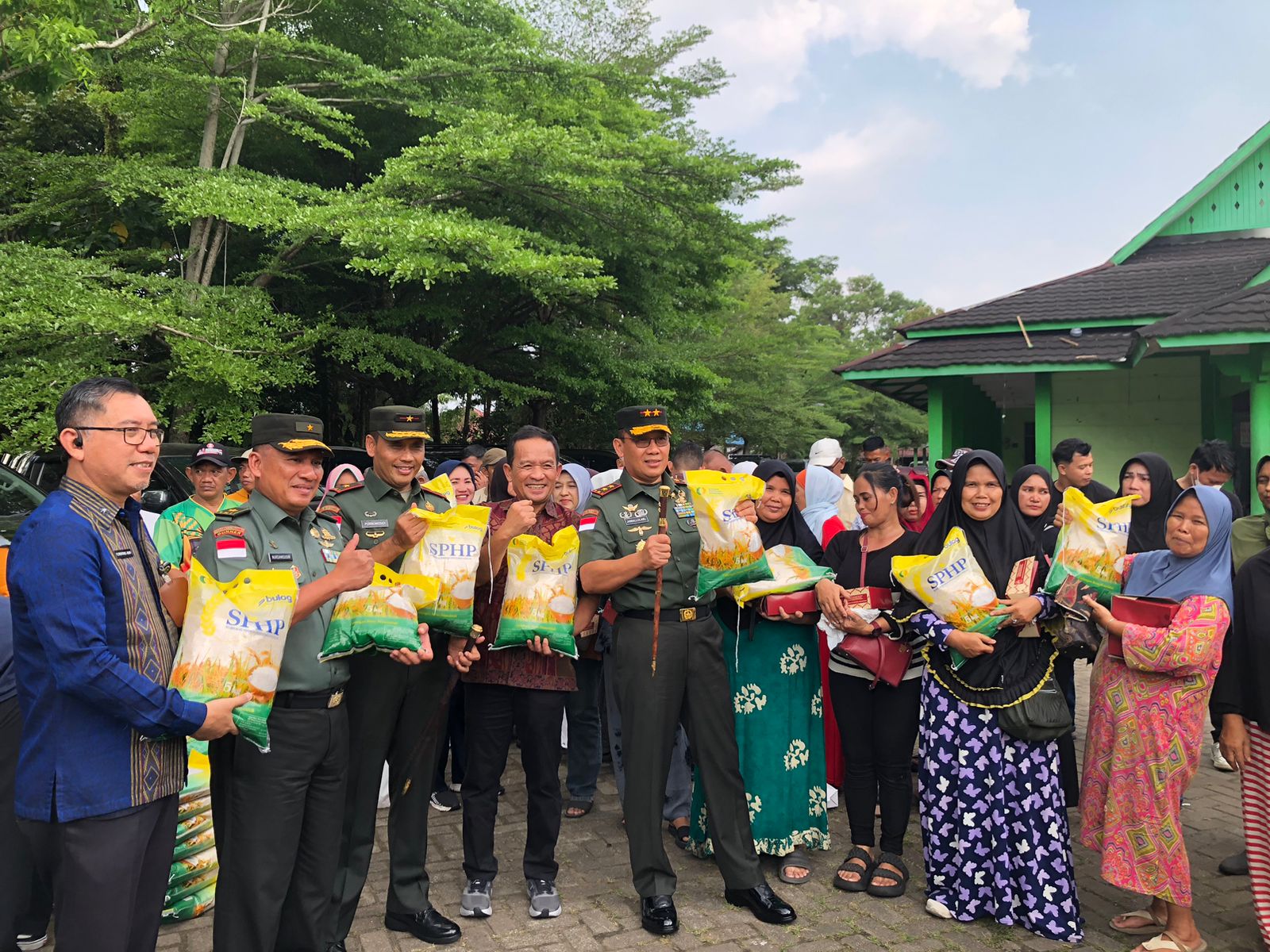 Sinergi Bulog dan TNI Wujudkan Swasembada Pangan, 294 Ribu Warga Kalbar Dapat Bantuan Beras