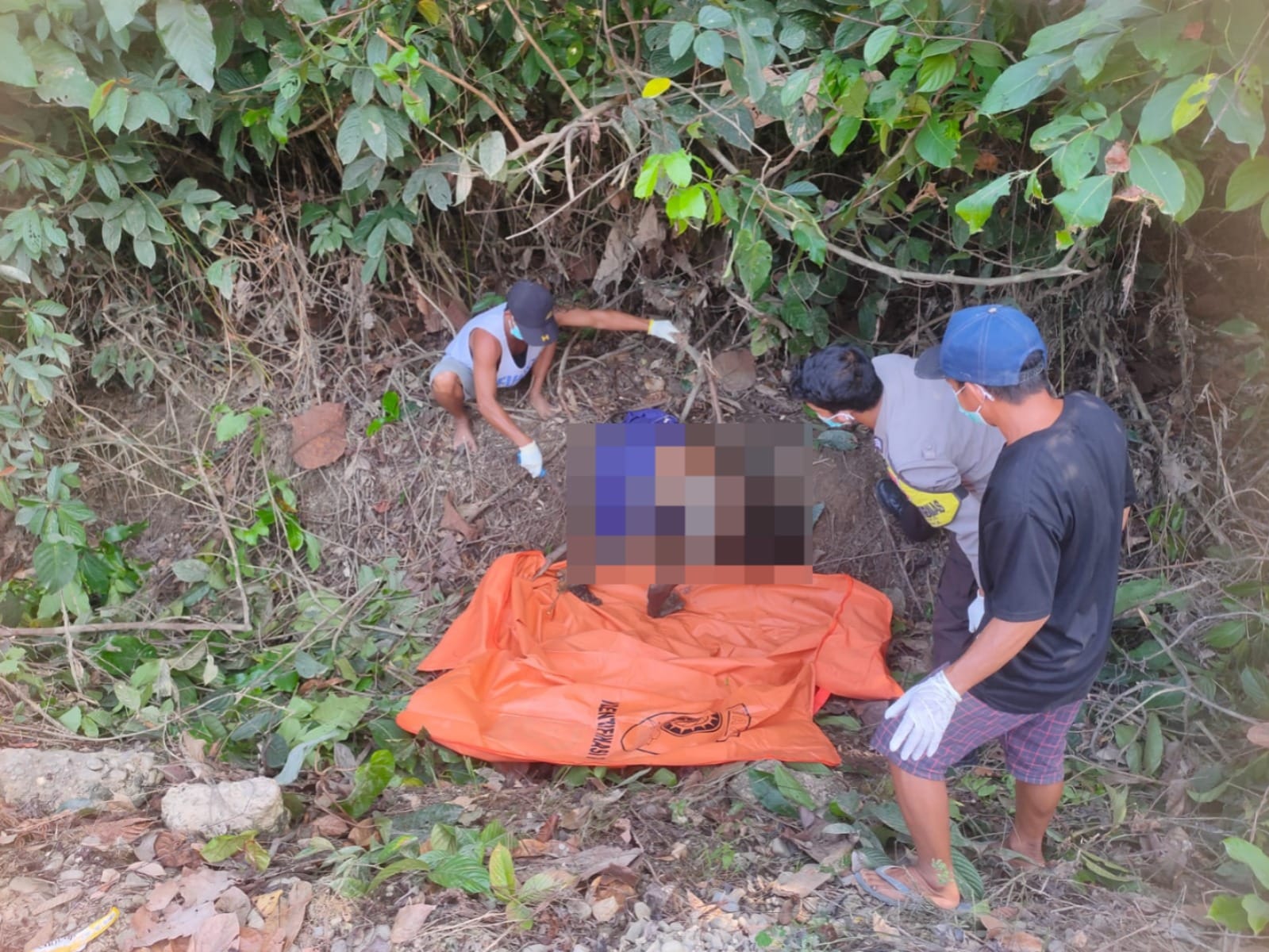 Mayat Pria ODGJ Ditemukan Membusuk di Semak Tepi Jalan Poros Bika - Putussibau
