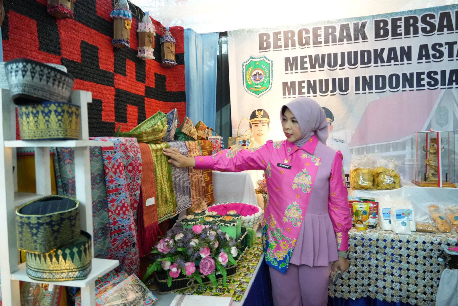 Gencar Promosi Wastra Kalbar, Kadisporapar Windy Kenakan Batik Tulis Kuntum Kecubung di HKG PKK ke-52