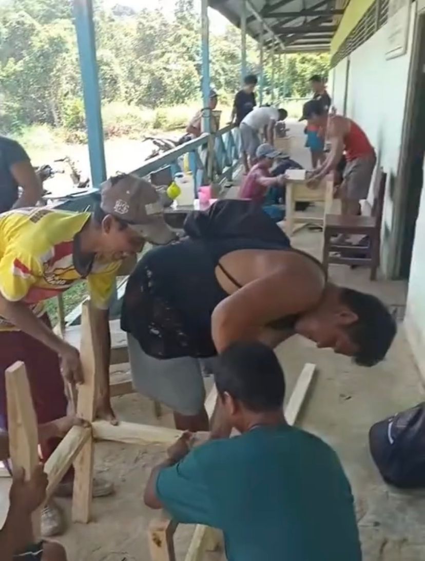 Ajukan Proposal Tidak Direspon, Guru SDN 25 Bonti dan Orang Tua Murid Inisiatif Buat Meja dan Kursi Belajar